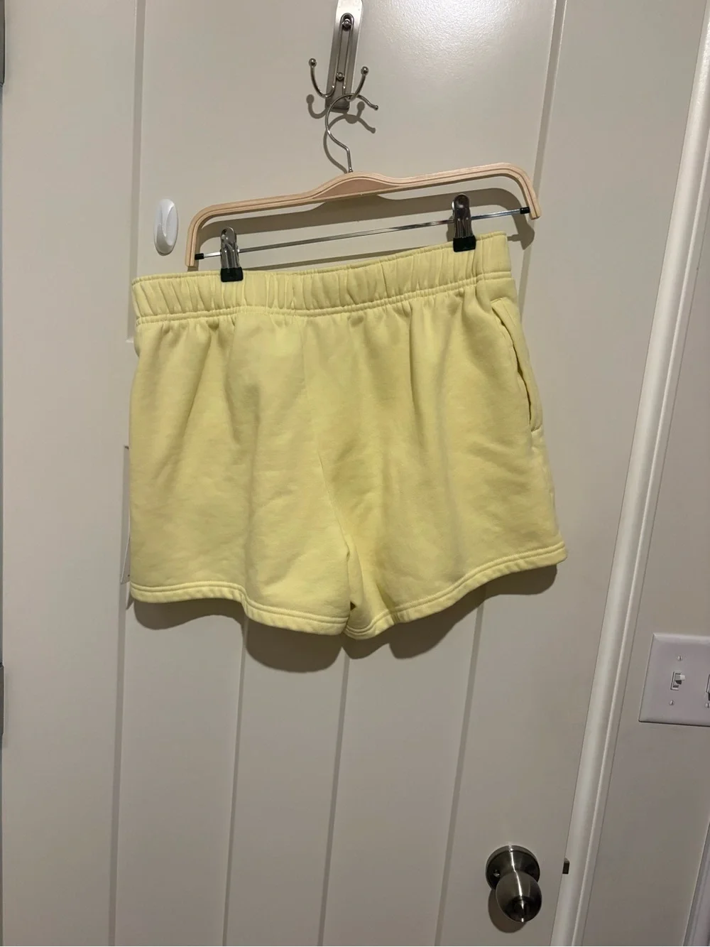 ALO Yoga Accolade Short Medium Sunshine NWT